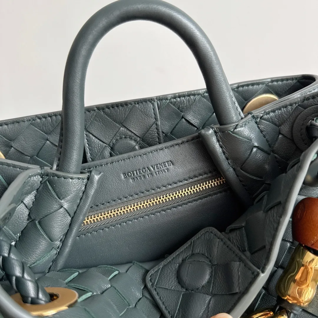 The new Andiamo batch of 3060 BV is shipped‼ ️The classic intercciato weaving process is used to create a soft bag, the metal knot is made of micro-cast aluminum using jewelry technology🪢, and the decorative beads are made of metal and hand-polished oak, allowing you to jump repeatedly between elegance and fun💃, making it unpredictable. Classic and versatile, it shows off your temperament, and the bag has a large capacity, making it very convenient for daily commuting! It has a variety of carrying methods, the shoulder straps can be adjusted by yourself, the original lambskin feels soft and delicate, and the unisex style breaks gender boundaries and brings a more practical and long-lasting use experience. The Andiamo, which has both elegant and casual styles, perfectly interprets the "fashionable old money style". Style number: 743568+wood hardware Color: dark green Size: 25*22*10.5cm